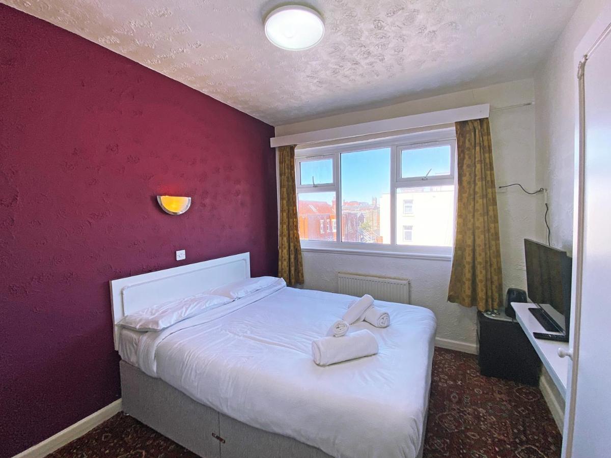 The J & S Hotel Blackpool Bagian luar foto